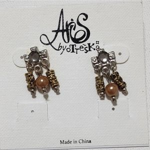TRESKA petite beaded dangle earrings new!!‎